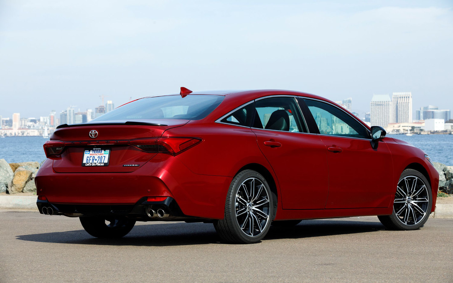 Toyota Avalon XLE Hybrid 2019 SUV Drive